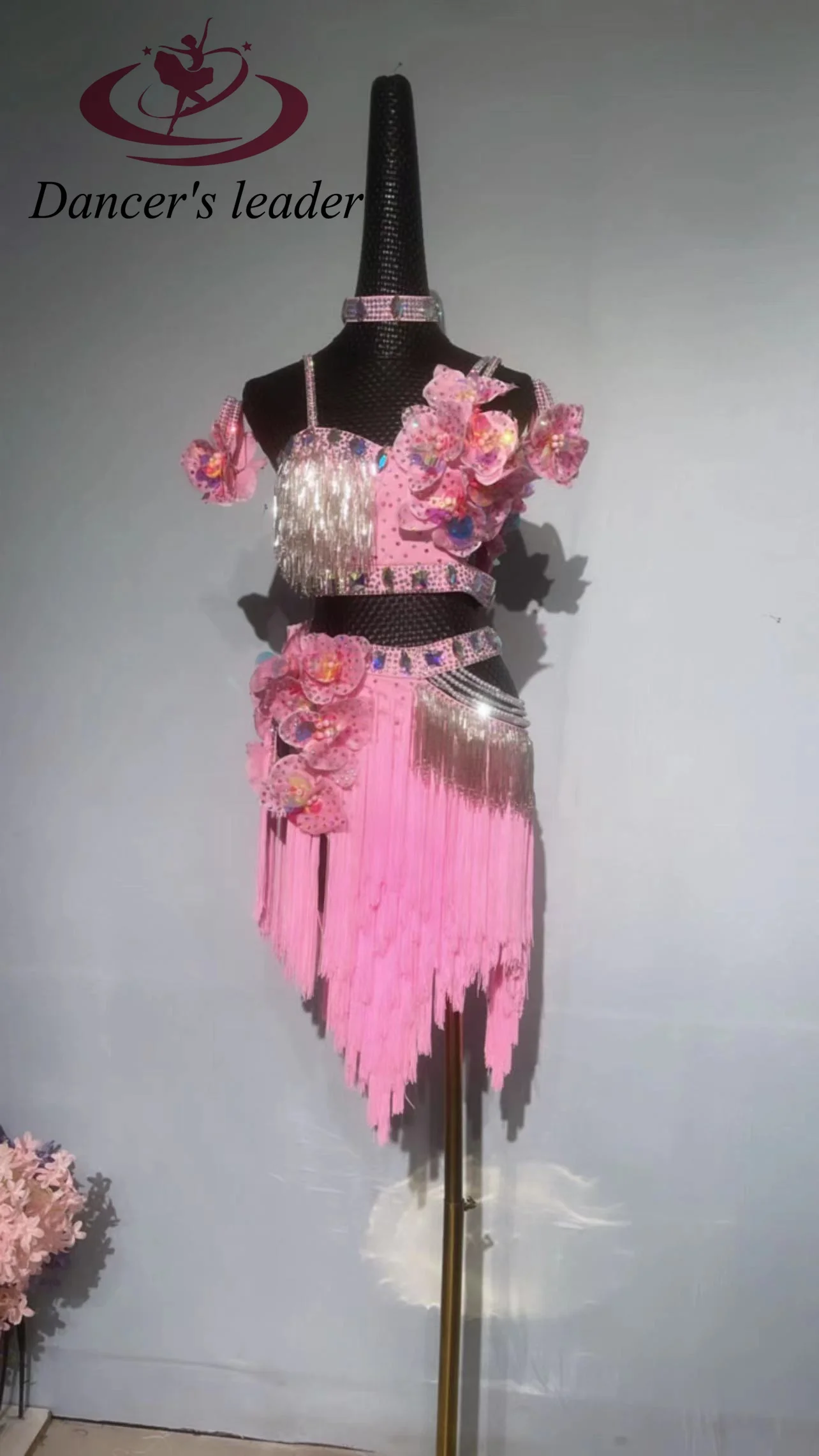 Latin Dance Dress Handmade High-end Custom Fish Man Style High-grade Color Diamond Tango Adult Stage Professional Clothing
Latin Dance Dress Handmade High-end Custom Fish Man Style High-grade Color Diamond Tango Adult Stage Professional Clothing