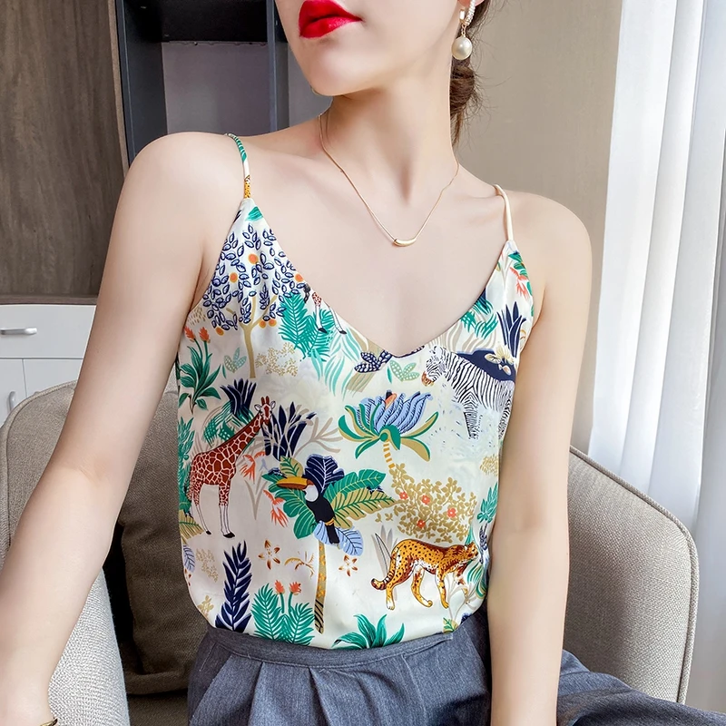 Fashion Western-Style Printed Satin Silk Camisole Female Design Sense V-Neck Bottoming Shirt Suit Inside.
Fashion Western-Style Printed Satin Silk Camisole Female Design Sense V-Neck Bottoming Shirt Suit Inside.