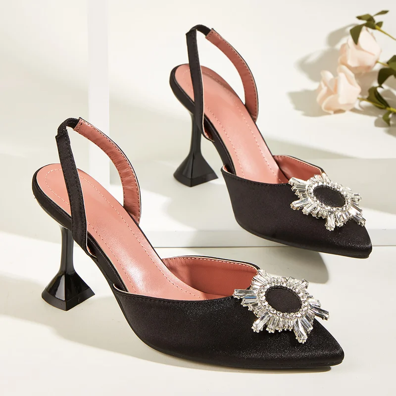 2022 Brand women Pumps luxury Crystal Slingback High heels Summer bride Shoes Comfortable triangle Heeled Party Wedding Shoes
2022 Brand women Pumps luxury Crystal Slingback High heels Summer bride Shoes Comfortable triangle Heeled Party Wedding Shoes