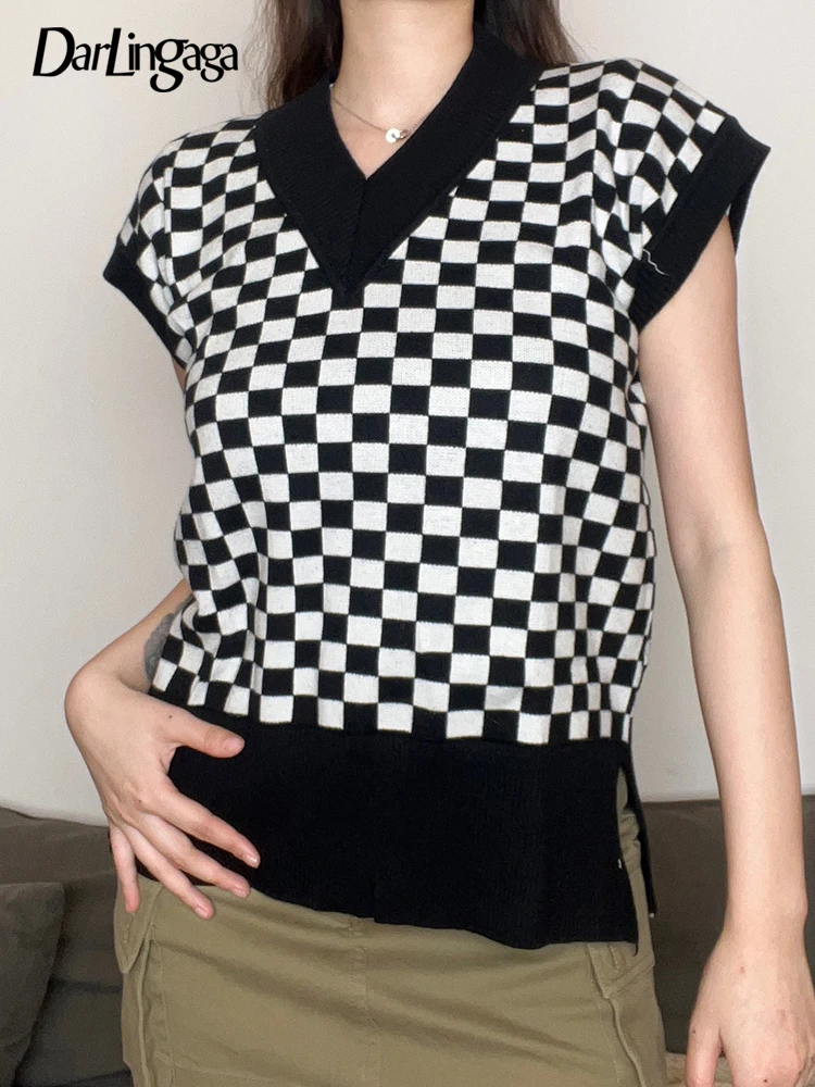 Свитер в клетку с V-образным вырезом, без рукавов 
Свитер в клетку с V-образным вырезом, без рукавов