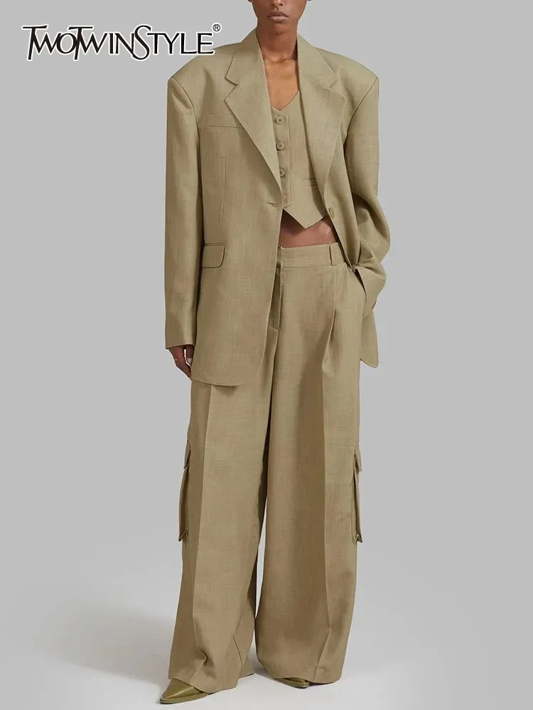 Женский брючный костюм TWOTWINSTYLE, комплект из трех предметов, жилет без рукавов с V-образным вырезом, отворот, длинный рукав, Блейзер, брюки с высокой талией 
Женский брючный костюм TWOTWINSTYLE, комплект из трех предметов, жилет без рукавов с V-образным вырезом, отворот, длинный рукав, Блейзер, брюки с высокой талией