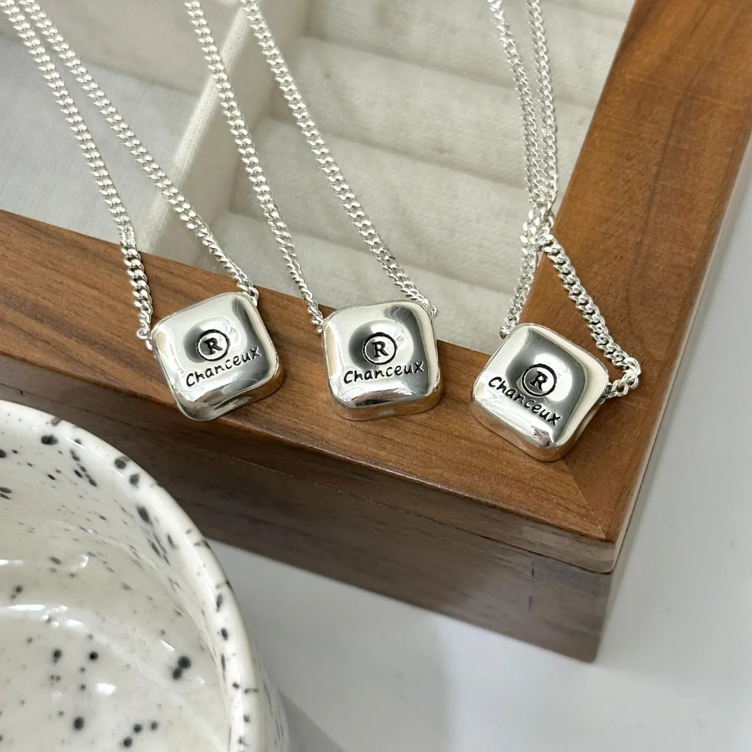 French Lucky Square Brand Necklace Pendant Luxury Fashion Niche Design High Sense Accessories Personality Jewelry for Women
French Lucky Square Brand Necklace Pendant Luxury Fashion Niche Design High Sense Accessories Personality Jewelry for Women