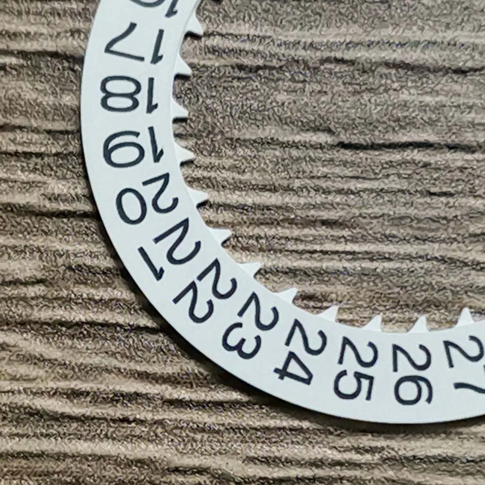 S-Watch accessories nh35 movement calendar disc is only suitable for nh35 movement
S-Watch accessories nh35 movement calendar disc is only suitable for nh35 movement