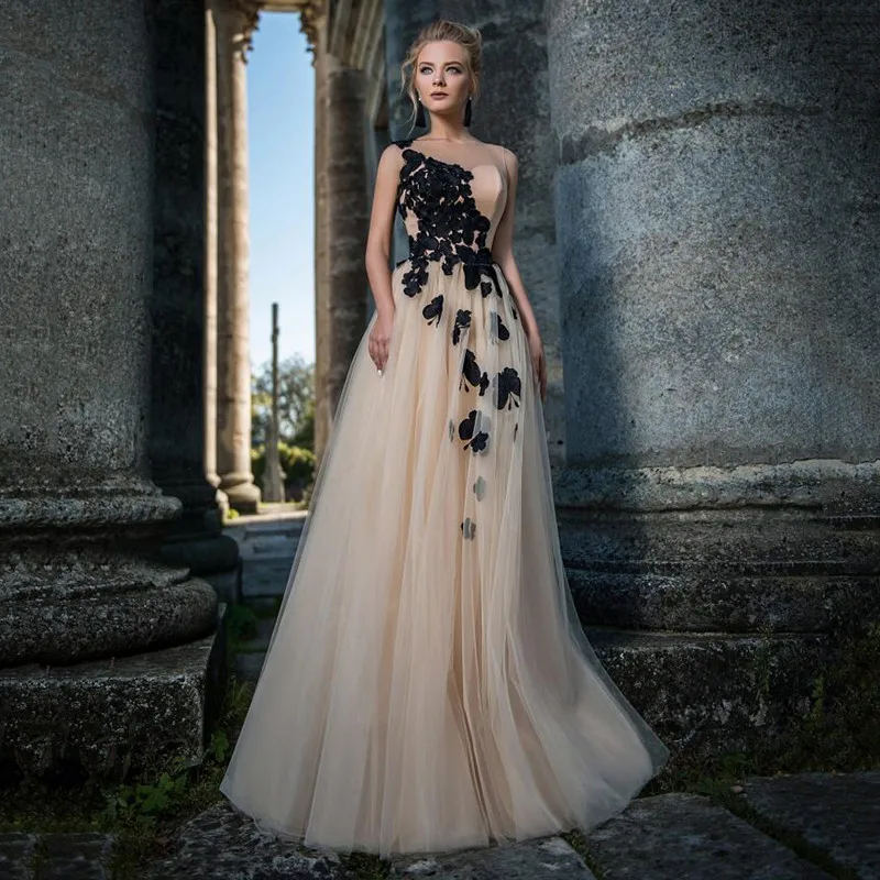 Champagne Tulle Prom Dresses with Black Applique Sheer Neck Evening Party Women Wear Formal Gowns Buttons Vestidos De Gala
Champagne Tulle Prom Dresses with Black Applique Sheer Neck Evening Party Women Wear Formal Gowns Buttons Vestidos De Gala