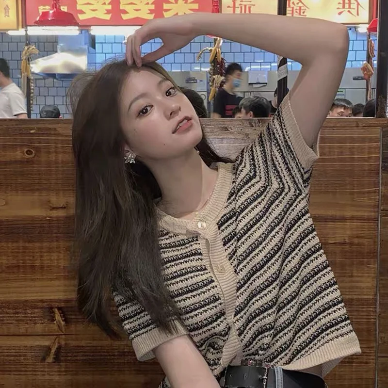 2022 New Summer Short Cardigan Striped Ice Silk Knitted Sweater Women's Short-sleeved Gentle Wind Top Is Thin Korean Fashion
2022 New Summer Short Cardigan Striped Ice Silk Knitted Sweater Women's Short-sleeved Gentle Wind Top Is Thin Korean Fashion