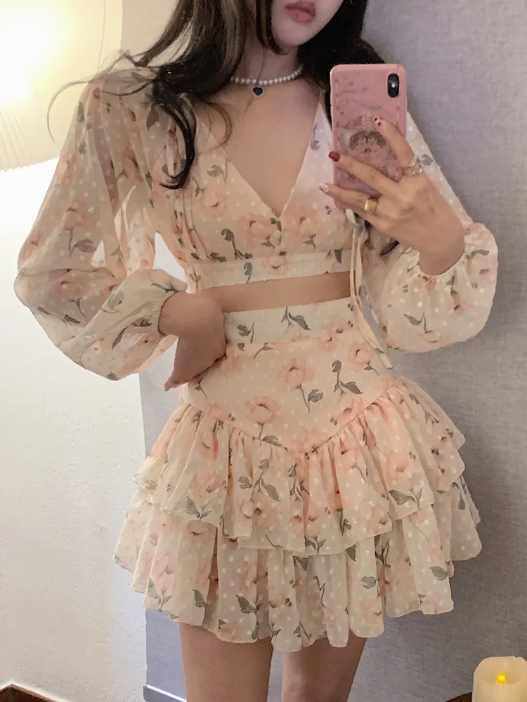 New Summer Sweet Girl Print Two Piece Set Women V-neck Backless Sexy Crop Top + Cake Skirts Sets Vacation Beach 2 Piece Suits
New Summer Sweet Girl Print Two Piece Set Women V-neck Backless Sexy Crop Top + Cake Skirts Sets Vacation Beach 2 Piece Suits