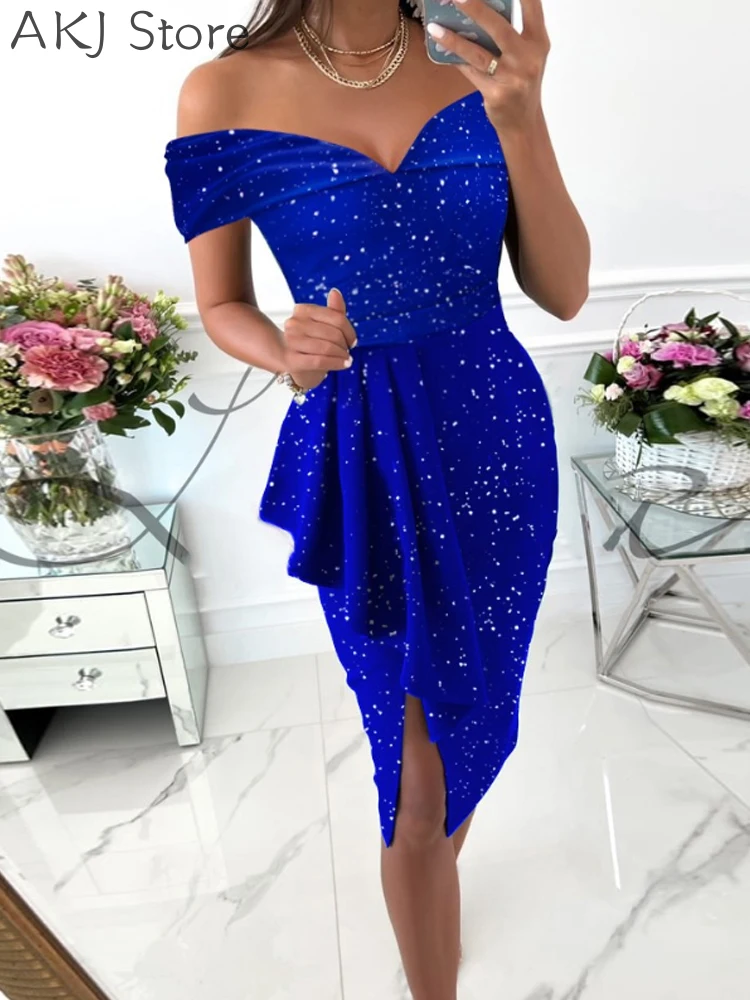 Женское блестящее вечернее платье с открытыми плечами и драпировкой 
Женское блестящее вечернее платье с открытыми плечами и драпировкой