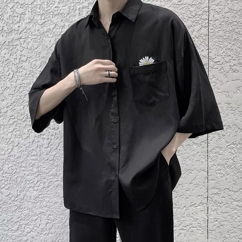 2022New shirt men's summer daisy embroidery Gothic black shirt loose Grunge Hong Kong style Japan hip hop handsome blouse
2022New shirt men's summer daisy embroidery Gothic black shirt loose Grunge Hong Kong style Japan hip hop handsome blouse