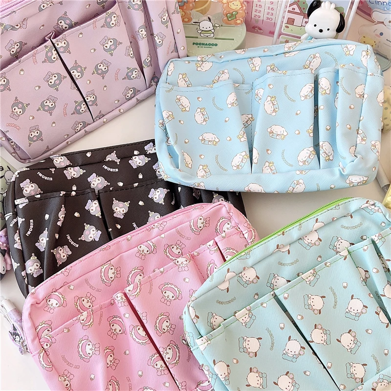 Kawaii Cinnamoroll Kuromi My Melody PU вместительная косметичка аниме Sanrioed милая девушка сердце водонепроницаемая сумка для хранения
Kawaii Cinnamoroll Kuromi My Melody PU вместительная косметичка аниме Sanrioed милая девушка сердце водонепроницаемая сумка для хранения