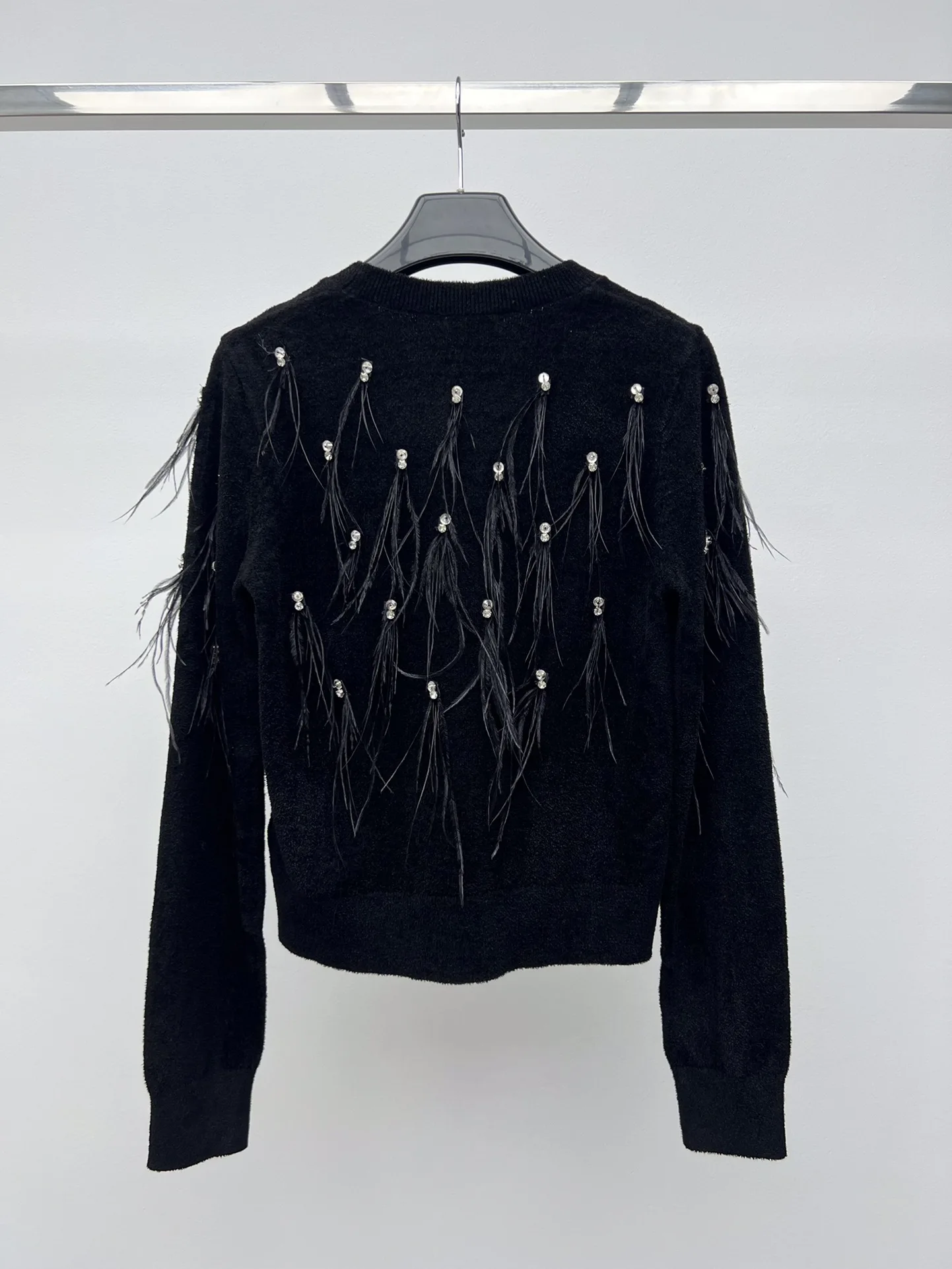 2023New feather diamond sweater heavy feather fringe process and diamond setting details
2023New feather diamond sweater heavy feather fringe process and diamond setting details