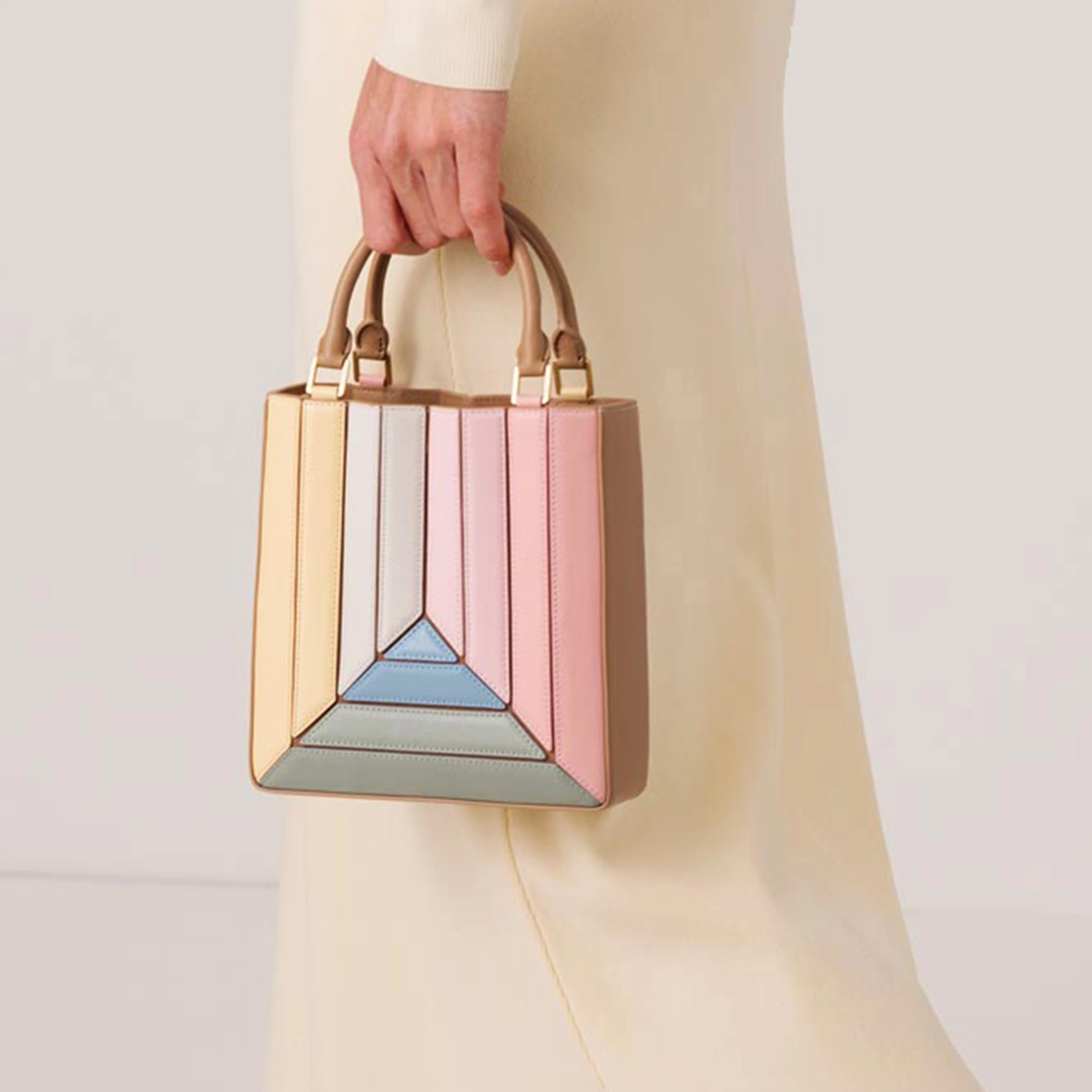 Luxury Handbags Designer Bag Woven Shoulder Color Matching Strap Small Square Backpack Simple Trend Messenger Bags Purse
Luxury Handbags Designer Bag Woven Shoulder Color Matching Strap Small Square Backpack Simple Trend Messenger Bags Purse