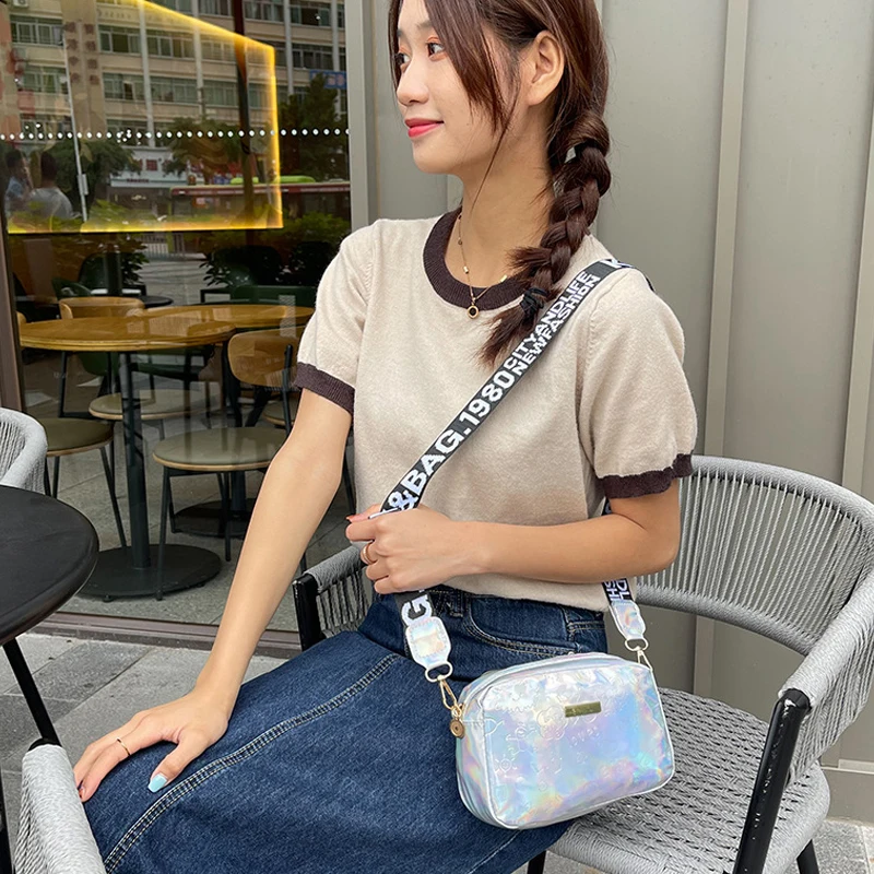 Женская сумка-мессенджер через плечо, из ПВХ, с голографическим эффектом
Женская сумка-мессенджер через плечо, из ПВХ, с голографическим эффектом