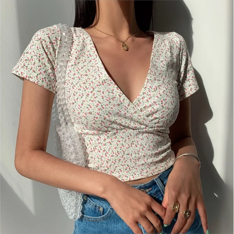Summer retro floral V-neck short-sleeved T-shirt Slim slimming wild high waist T-shirt women's top
Summer retro floral V-neck short-sleeved T-shirt Slim slimming wild high waist T-shirt women's top