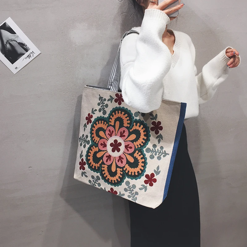 Vintage embroidered canvas bag One shoulder armpit bag Fashion casual schoolbag Women's bag Large flower simple large capacity
Vintage embroidered canvas bag One shoulder armpit bag Fashion casual schoolbag Women's bag Large flower simple large capacity