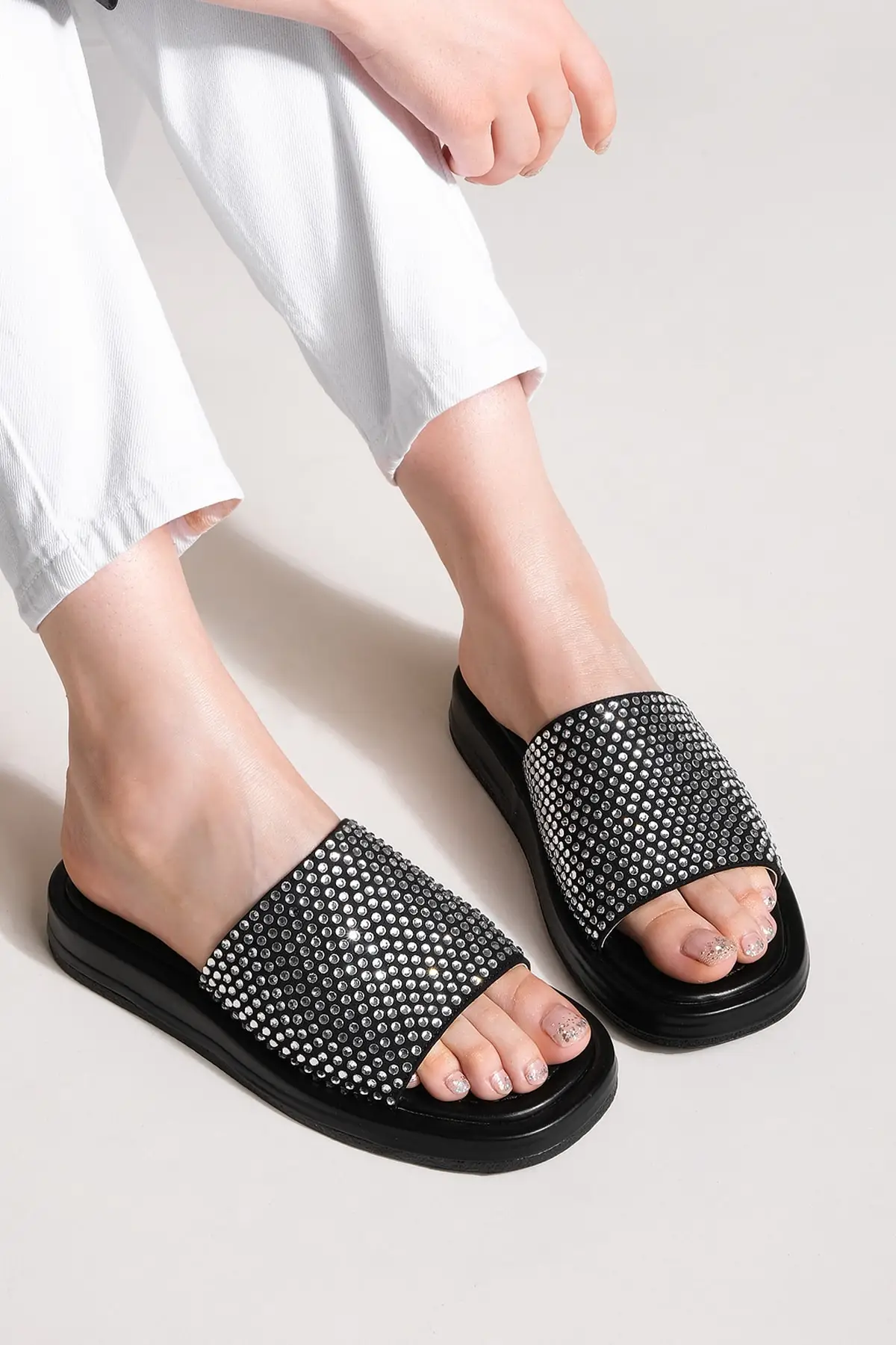 Женские повседневные тапочки цвета сланцы, цвет черный
Женские повседневные тапочки цвета сланцы, цвет черный