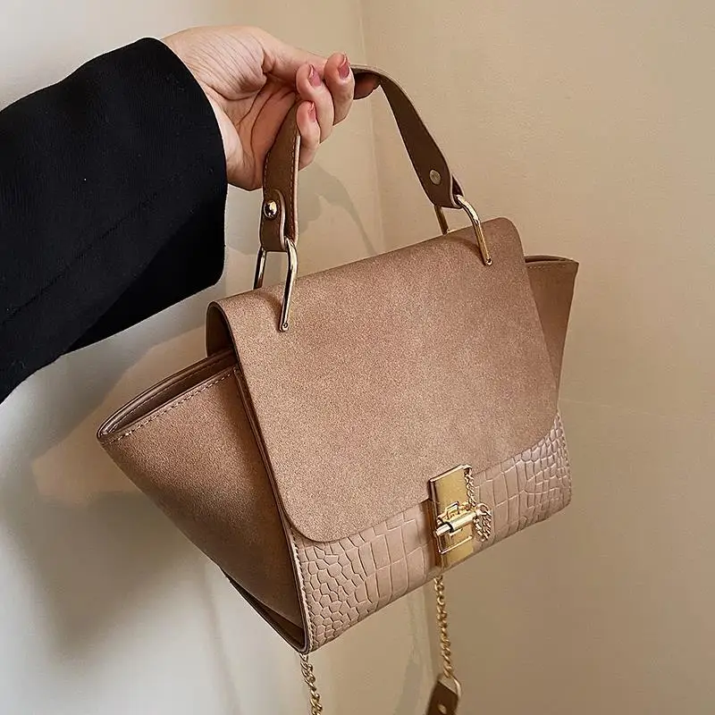 French High-end Fashion Designer Wing Women's Handbag 2023 New Vintage Chain Crossbody Bag PU Frosted Patchwork Shoulder Bag Ins
French High-end Fashion Designer Wing Women's Handbag 2023 New Vintage Chain Crossbody Bag PU Frosted Patchwork Shoulder Bag Ins
