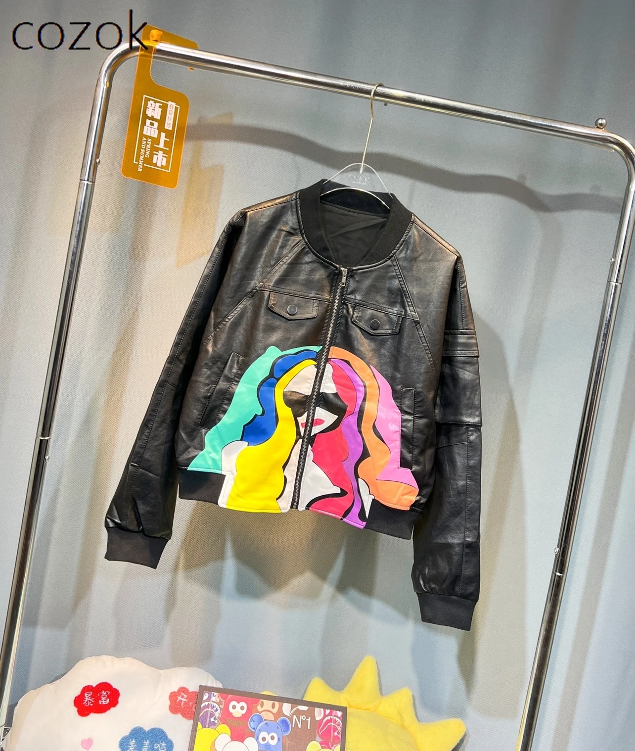 European Station Coat 2023 Autumn New Fashion Graffiti Leather Baseball Uniform Short Loose Design Washed Leather Jackets Women
European Station Coat 2023 Autumn New Fashion Graffiti Leather Baseball Uniform Short Loose Design Washed Leather Jackets Women