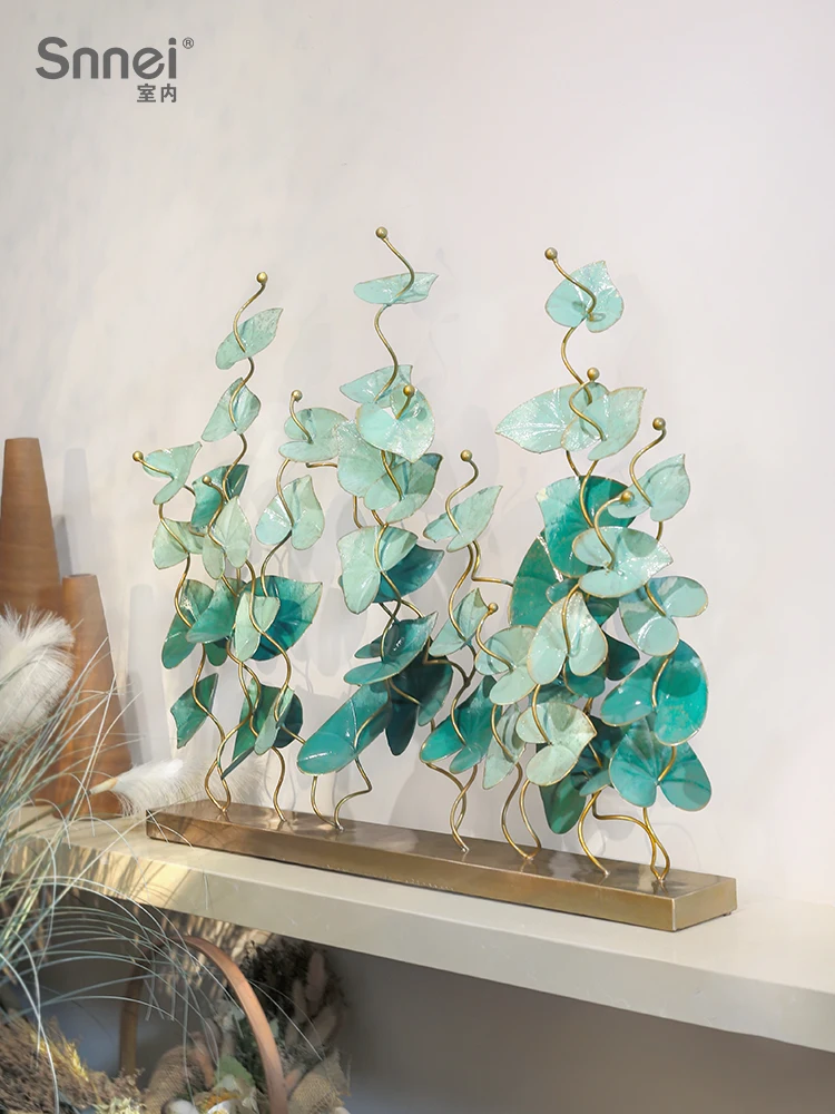 The entrance of the living room is decorated with three-dimensional horseshoe flowers and green iron room decorations
The entrance of the living room is decorated with three-dimensional horseshoe flowers and green iron room decorations