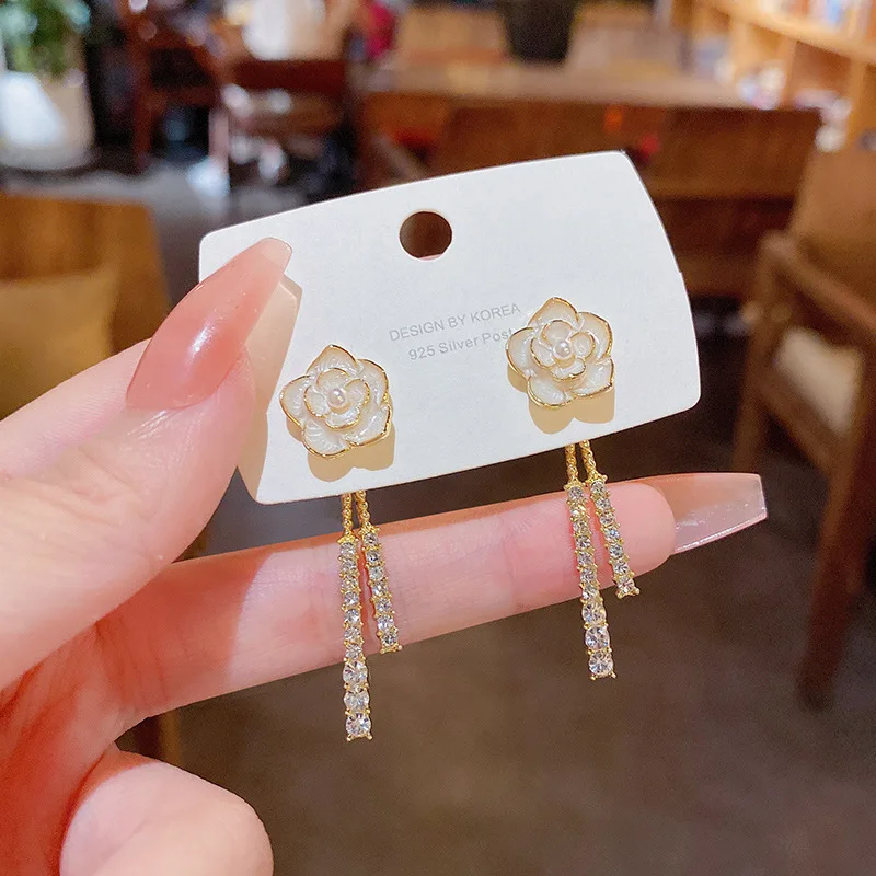 Camellia Earrings Female S925 Silver Needles Korea New Zircon Exquisite Flowers Ladies Earrings Light Luxury Niche Jewelry 
Camellia Earrings Female S925 Silver Needles Korea New Zircon Exquisite Flowers Ladies Earrings Light Luxury Niche Jewelry