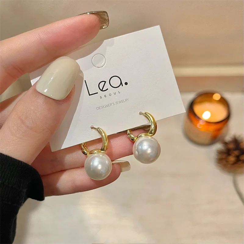 Pearl ear buckle earrings 22 years new trendy niche design sense high-end light luxury temperament simple earrings women
Pearl ear buckle earrings 22 years new trendy niche design sense high-end light luxury temperament simple earrings women