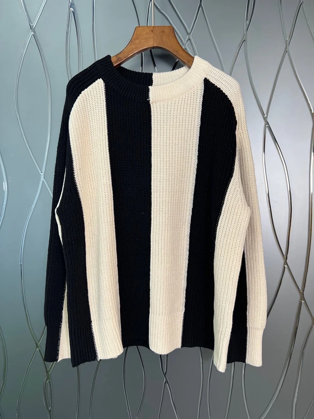 2022 new women fashion long sleeve sexy casual black and white color matching straight sweater loose knitted sweater 1202
2022 new women fashion long sleeve sexy casual black and white color matching straight sweater loose knitted sweater 1202