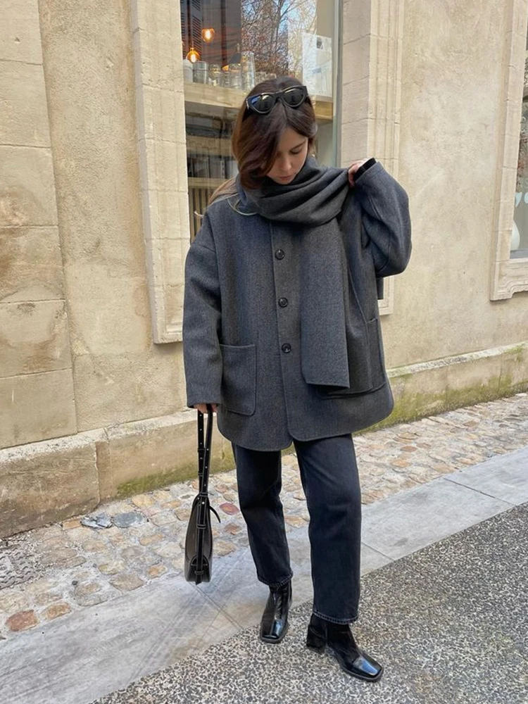 Женская однобортная куртка с длинным рукавом и воротником-шарфом
Женская однобортная куртка с длинным рукавом и воротником-шарфом