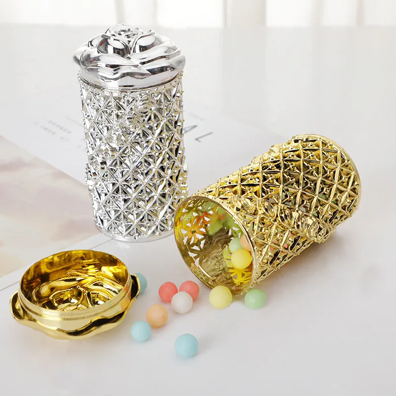 Gold Hollow Back Character Cylindrical Sugar Box Plastic Candy Box with Lid Wedding Ceremony Birthday Paety Hand Gift Rose Box
Gold Hollow Back Character Cylindrical Sugar Box Plastic Candy Box with Lid Wedding Ceremony Birthday Paety Hand Gift Rose Box