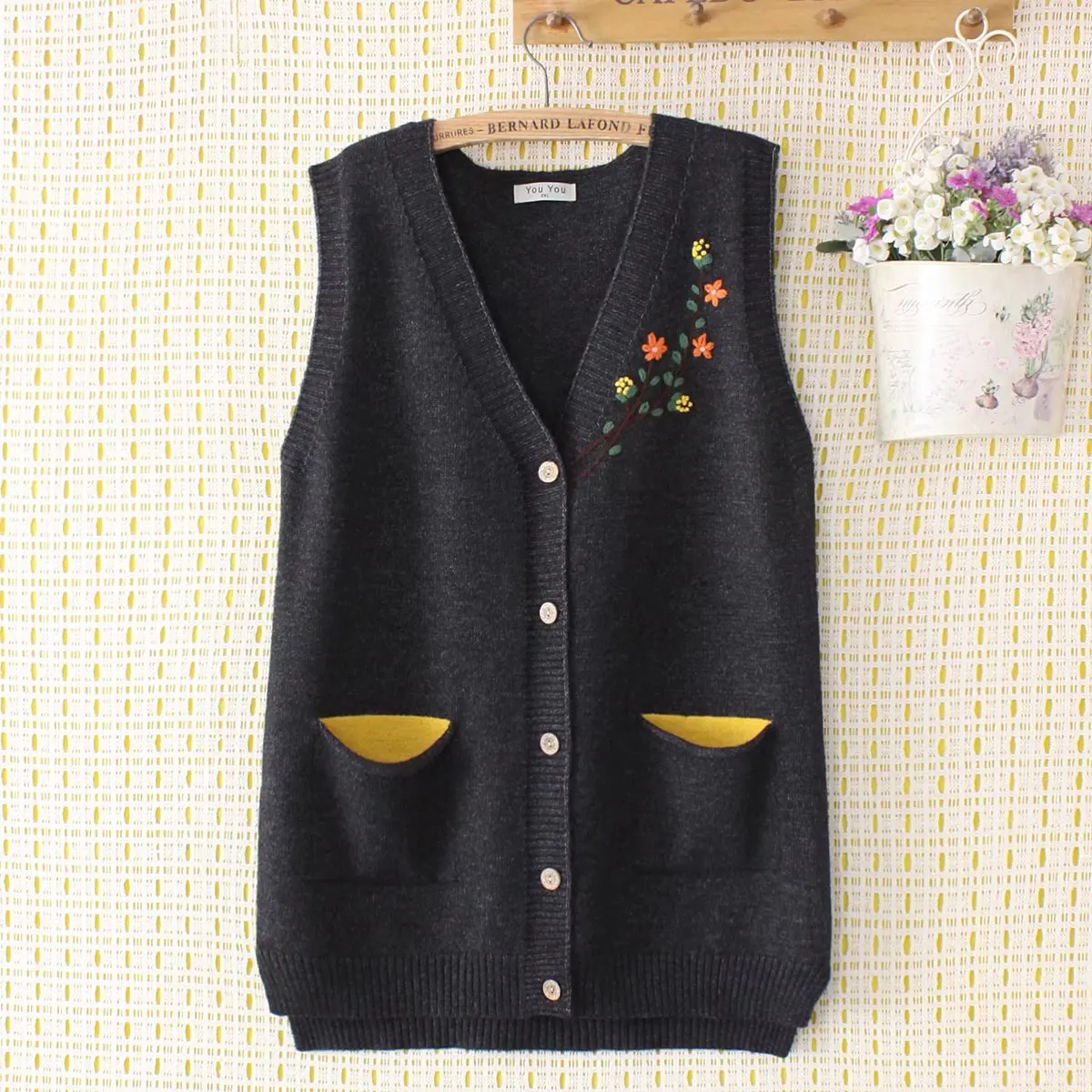 Plus size Cardigan for women 2022 V-Neck oversize vest Sweaters flower embroidery pocket sleeveless sweater red Women's clothing
Plus size Cardigan for women 2022 V-Neck oversize vest Sweaters flower embroidery pocket sleeveless sweater red Women's clothing
