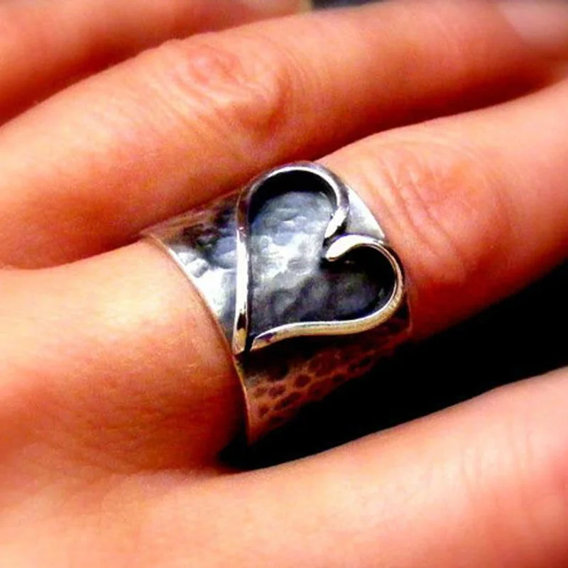 New Heart Rings for Women Fashion Retro Men and Women Couple Ring Classic Vintage Rings Party Jewelry Accessories Gift
New Heart Rings for Women Fashion Retro Men and Women Couple Ring Classic Vintage Rings Party Jewelry Accessories Gift