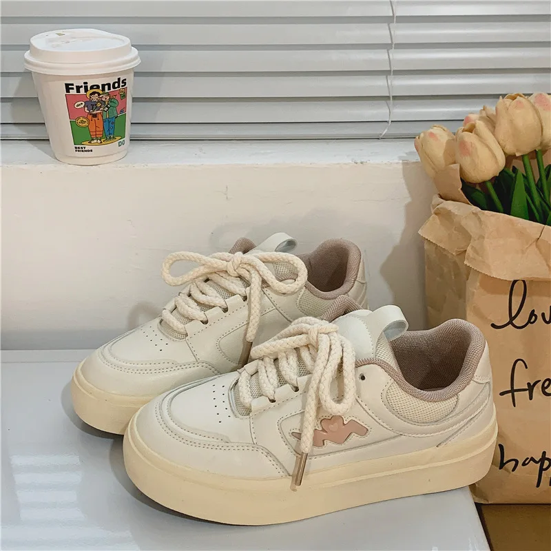 Женские кроссовки на плоской подошве, универсальные повседневные кроссовки разных цветов с вышивкой в Корейском стиле, весна-осень 2023
Женские кроссовки на плоской подошве, универсальные повседневные кроссовки разных цветов с вышивкой в Корейском стиле, весна-осень 2023