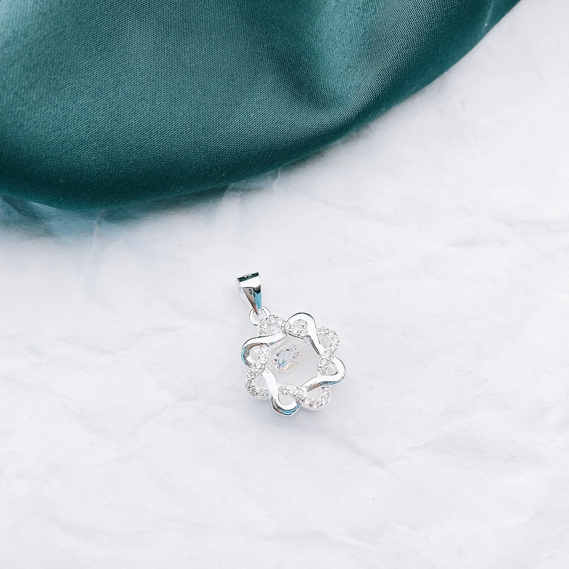 Trendy pendant, good-looking and heart-warming, a must-have 
Trendy pendant, good-looking and heart-warming, a must-have