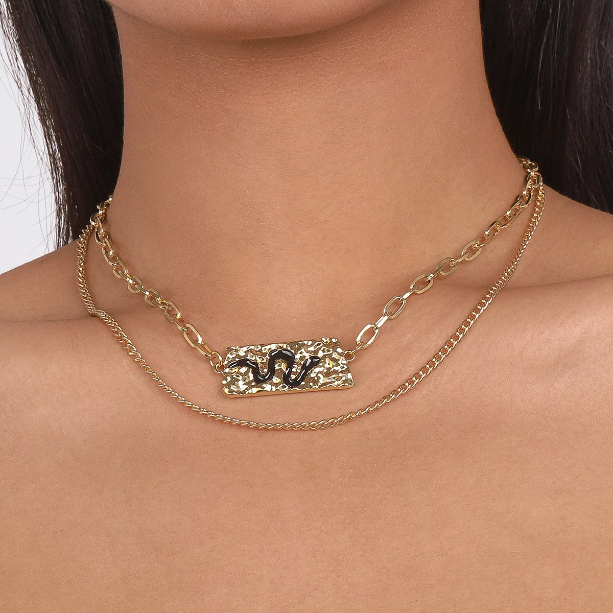 Accessories: Layered with a statement snake element necklace, exaggerated hip-hop punk style necklace
Accessories: Layered with a statement snake element necklace, exaggerated hip-hop punk style necklace