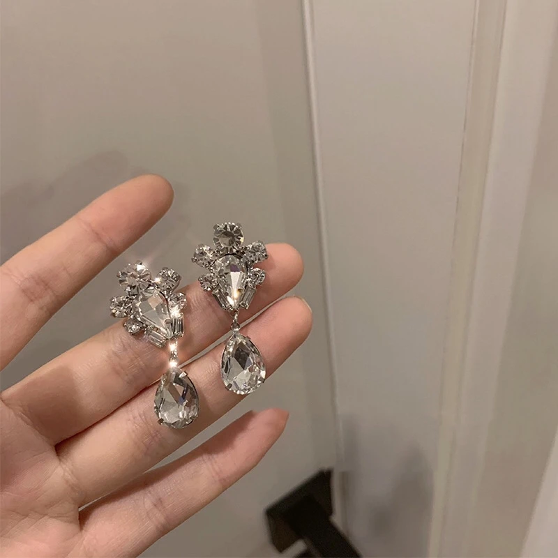 Elegant Luxury High End Atmospheric Silver Earrings For Women Vintage Diamond Pendant Hepburn French Temperament Korean Fashion
Elegant Luxury High End Atmospheric Silver Earrings For Women Vintage Diamond Pendant Hepburn French Temperament Korean Fashion