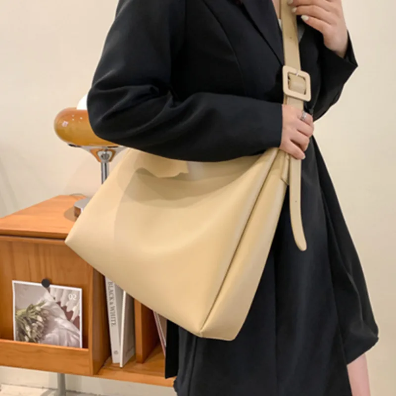 Classic Women's Casual Large Capacity Shoulder Bag Simple Solid Color All Match Ladies Top Handle Bag Trendy Ladies Shopping Bag
Classic Women's Casual Large Capacity Shoulder Bag Simple Solid Color All Match Ladies Top Handle Bag Trendy Ladies Shopping Bag
