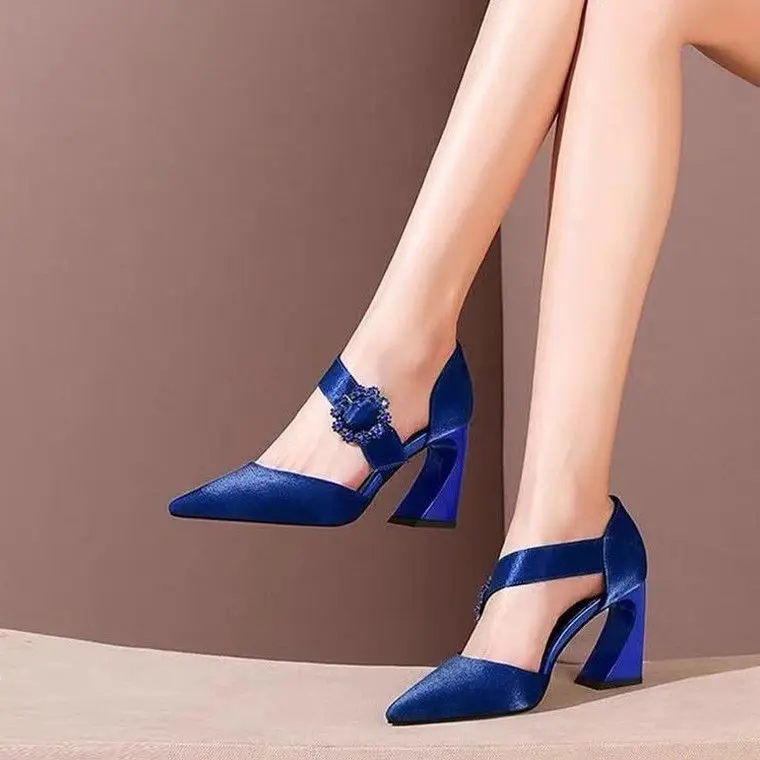 Women 'S Rhinestone Sandals 2022 Summer New Women 'S Pointed Toe Buckle Strap All-Matching Chunky Heel High Heels Hollow Closed
Women 'S Rhinestone Sandals 2022 Summer New Women 'S Pointed Toe Buckle Strap All-Matching Chunky Heel High Heels Hollow Closed
