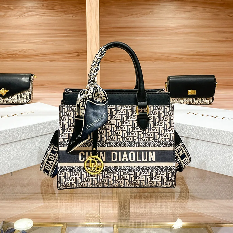 2023 New Fashion Embroidery Letter Shoulder Messenger Bags High Quality Women Purse and Handbags Large Capacity Casual Totes Bag
2023 New Fashion Embroidery Letter Shoulder Messenger Bags High Quality Women Purse and Handbags Large Capacity Casual Totes Bag