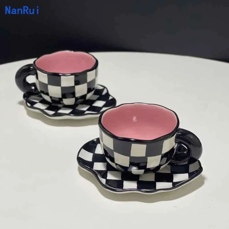 

Шахматная кофейная чашка с ручной росписью и блюдце, керамическая Персонализированная чайная чашка с подглазурью, семейный безопасный мил...