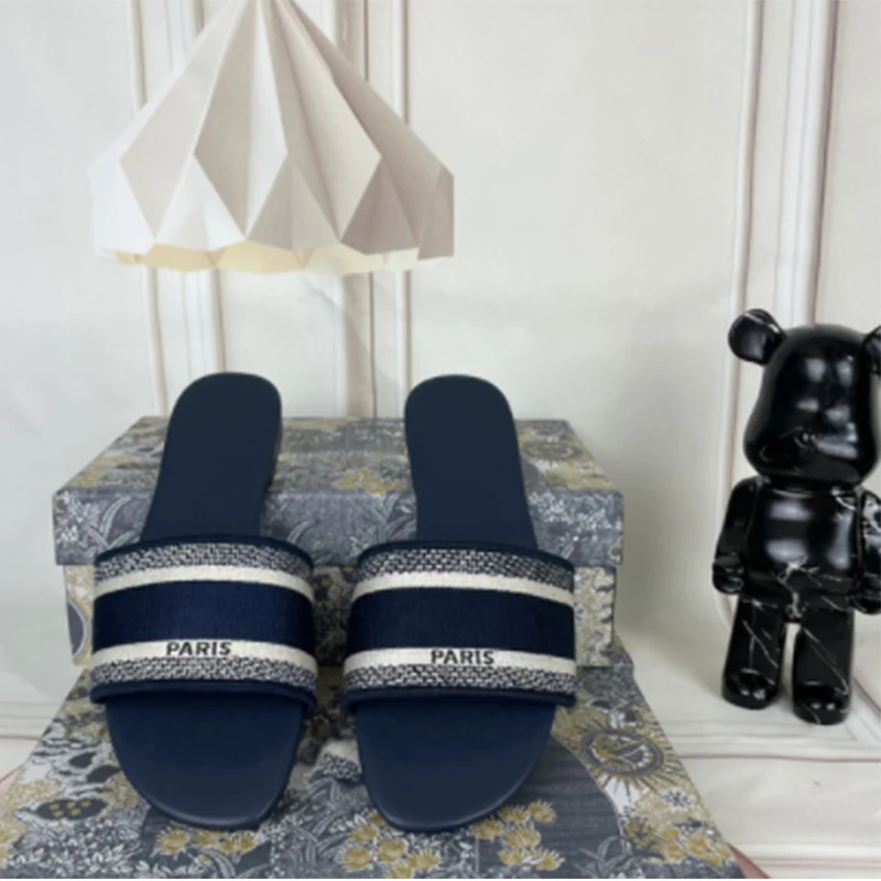 Women Slipper Designer Flat Embroidered Cotton Upper Leather Sole Printed Sandals Outdoor Beach Letters Slides Flat Slipper
Women Slipper Designer Flat Embroidered Cotton Upper Leather Sole Printed Sandals Outdoor Beach Letters Slides Flat Slipper