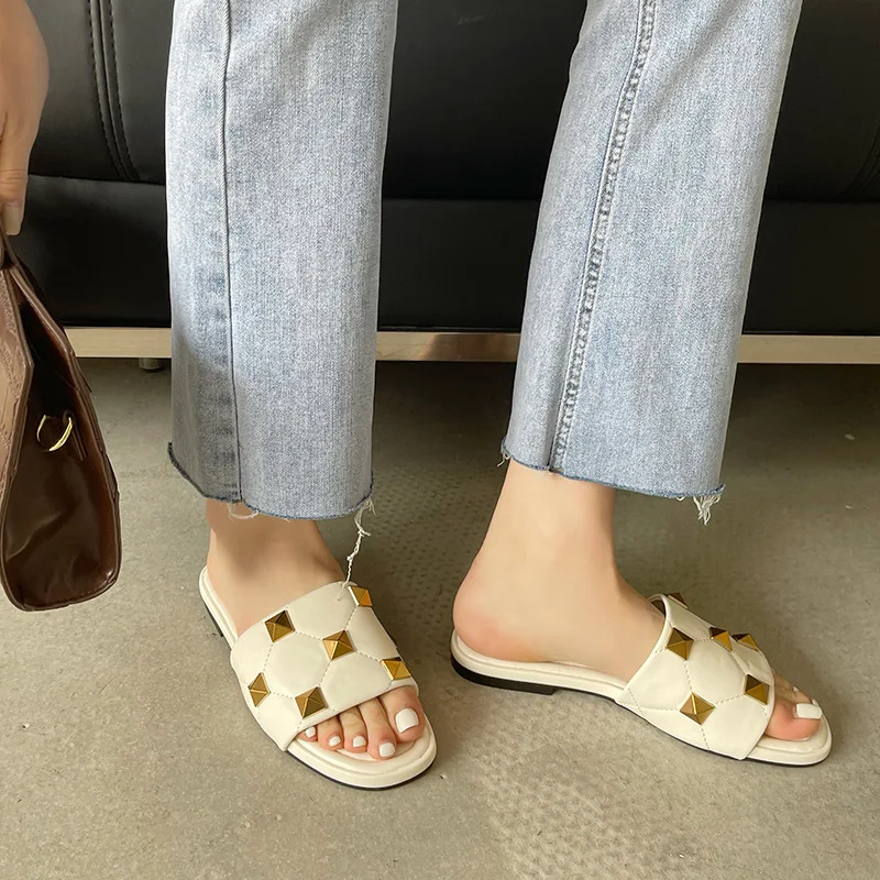 Slippers Casual Square Toe Female Shoes Rivet Low Rubber Flip Flops Slides Luxury Soft 2022 Flat Hawaiian Fabric Fashion Basic H
Slippers Casual Square Toe Female Shoes Rivet Low Rubber Flip Flops Slides Luxury Soft 2022 Flat Hawaiian Fabric Fashion Basic H