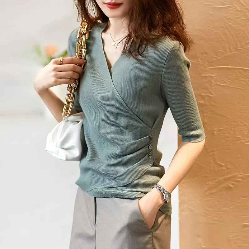 2023 spring and summer women's new fashion solid color thin V-neck five-point sleeve knitted leggings
2023 spring and summer women's new fashion solid color thin V-neck five-point sleeve knitted leggings