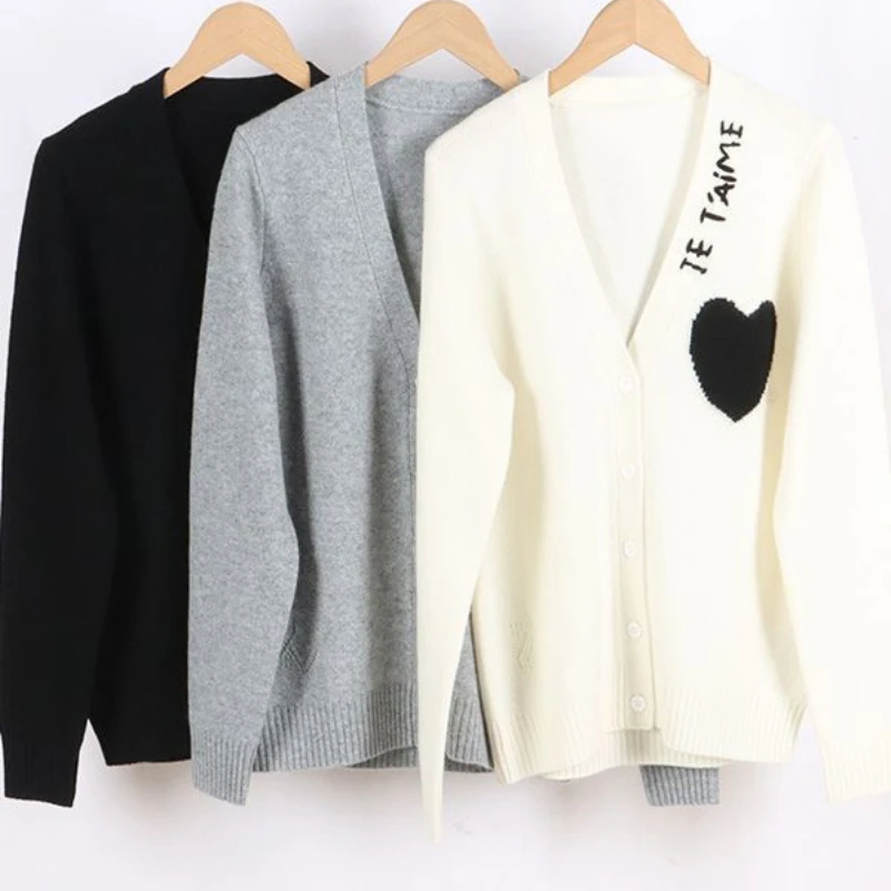 100% Cashmere Female Cardigan Loose V-Neck Long Sleeve 3 Colors Coat Women Heart Shaped Letter Embroidery Sweater Autumn 2023
100% Cashmere Female Cardigan Loose V-Neck Long Sleeve 3 Colors Coat Women Heart Shaped Letter Embroidery Sweater Autumn 2023