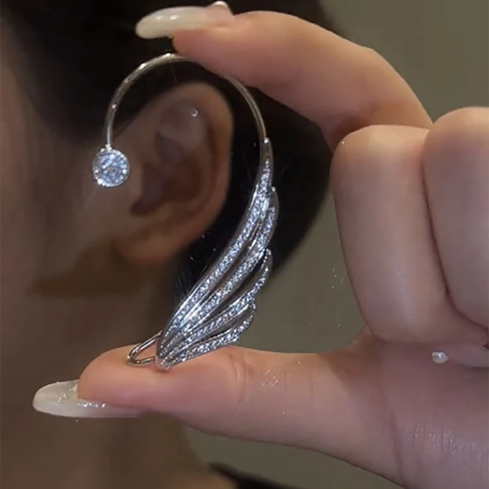 KISSWIFE 1PCS Silver Color Crystal Ear Clip for Women Feather Wing Butterfly Ear Cuff Hanging on The Ear Fashion Jewelry Gifts
KISSWIFE 1PCS Silver Color Crystal Ear Clip for Women Feather Wing Butterfly Ear Cuff Hanging on The Ear Fashion Jewelry Gifts