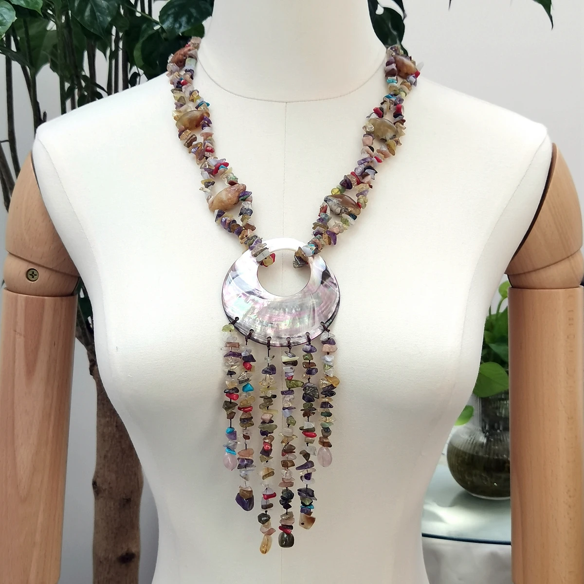 Lii Ji Real Stone Mutil Color Real Stone Jade Coral Shell Mother of Pearl Pendant Tassels Necklace 56cm Women
Lii Ji Real Stone Mutil Color Real Stone Jade Coral Shell Mother of Pearl Pendant Tassels Necklace 56cm Women