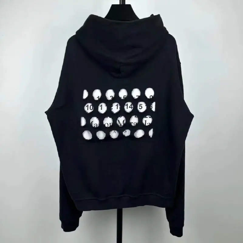Y2K New MM6 Margiela Hoodies High Quality Embroidered Letter Cutout Design Couple Hooded Pullover Men Women Clothes MM6 Sweatshi
Y2K New MM6 Margiela Hoodies High Quality Embroidered Letter Cutout Design Couple Hooded Pullover Men Women Clothes MM6 Sweatshi