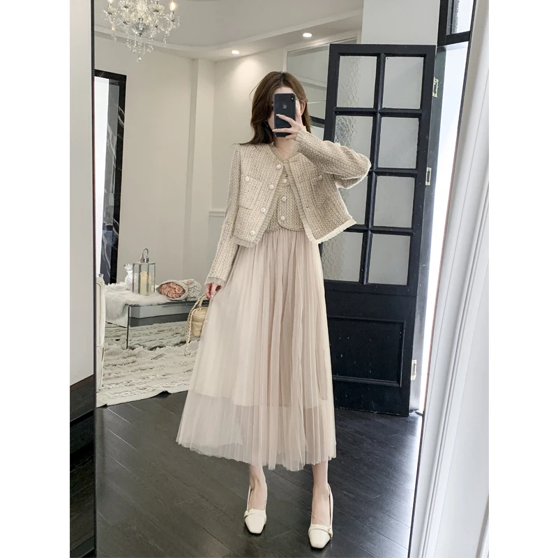 Autumn and winter 2023 new style celebrity small fragrance suit short coat+gauze pleated suspender skirt two-piece women
Autumn and winter 2023 new style celebrity small fragrance suit short coat+gauze pleated suspender skirt two-piece women