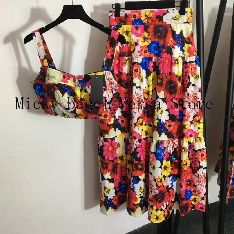 2022 temperament women's skirt set fashion flower print bra suspender women's top + luxury design high waist pleated skirt
2022 temperament women's skirt set fashion flower print bra suspender women's top + luxury design high waist pleated skirt
