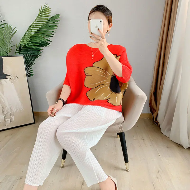 Pleated fashion summer short-sleeved T-shirt women 2022 new loose western style cover belly o neck casual t shirt tops clothing
Pleated fashion summer short-sleeved T-shirt women 2022 new loose western style cover belly o neck casual t shirt tops clothing