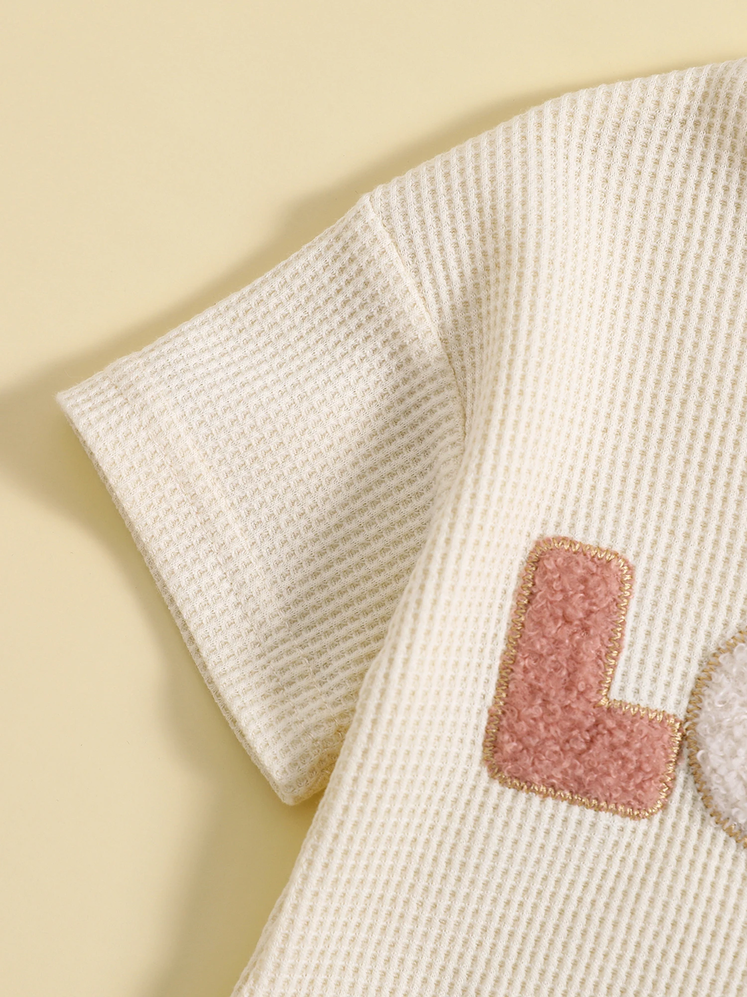 Женское летнее платье с бантом и вышивкой
Женское летнее платье с бантом и вышивкой