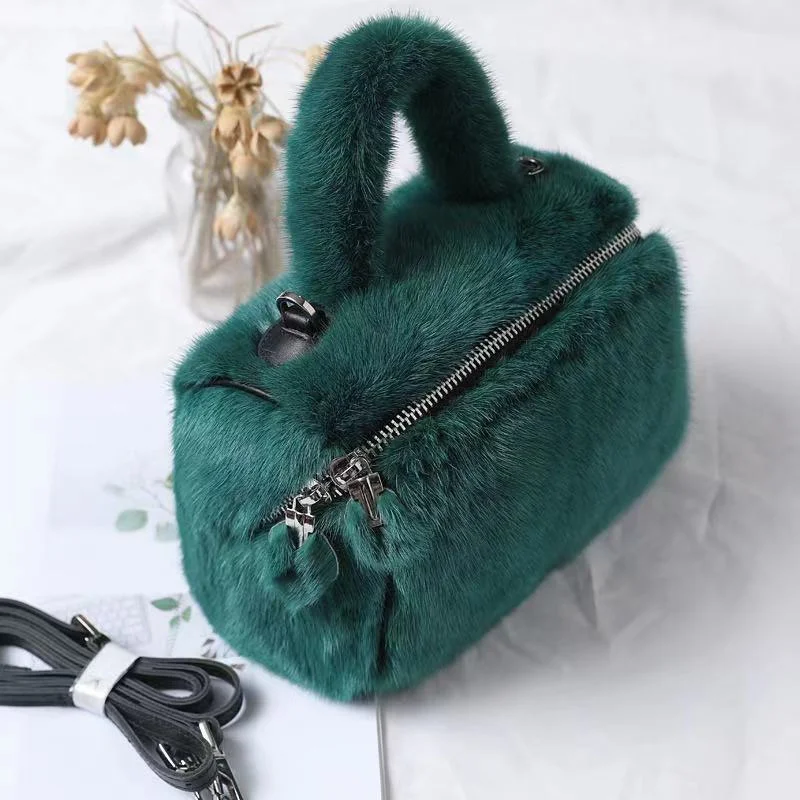 Hot Selling Fashion Mink Fur Shoulder Bag Women's 100% Mink Fur Shoulder Bag 2021 New Style Ladies Fur Shoulder Bag
Hot Selling Fashion Mink Fur Shoulder Bag Women's 100% Mink Fur Shoulder Bag 2021 New Style Ladies Fur Shoulder Bag