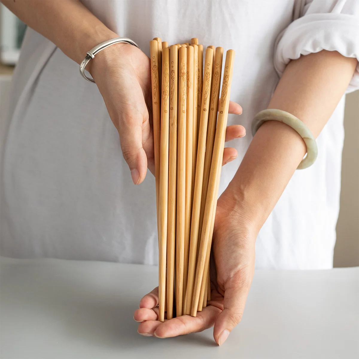 10 пар, бамбуковые палочки для еды с резным рисунком рыбы
10 пар, бамбуковые палочки для еды с резным рисунком рыбы